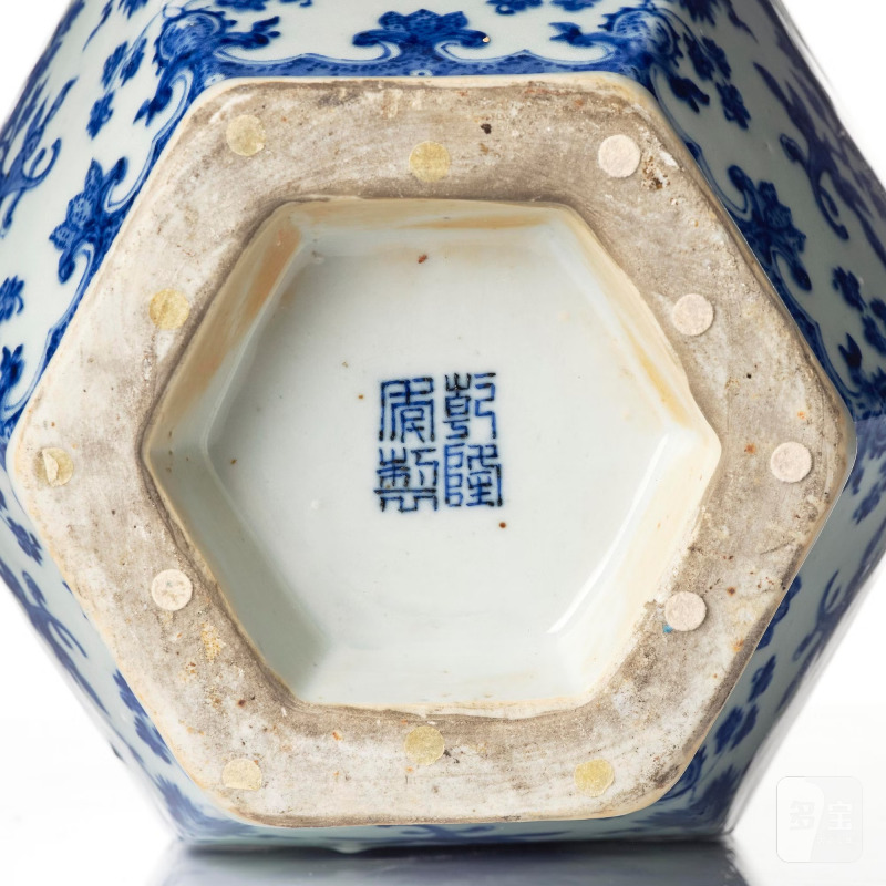 A blue and white hexagonal ‘Sanduo’ vase, - 图8